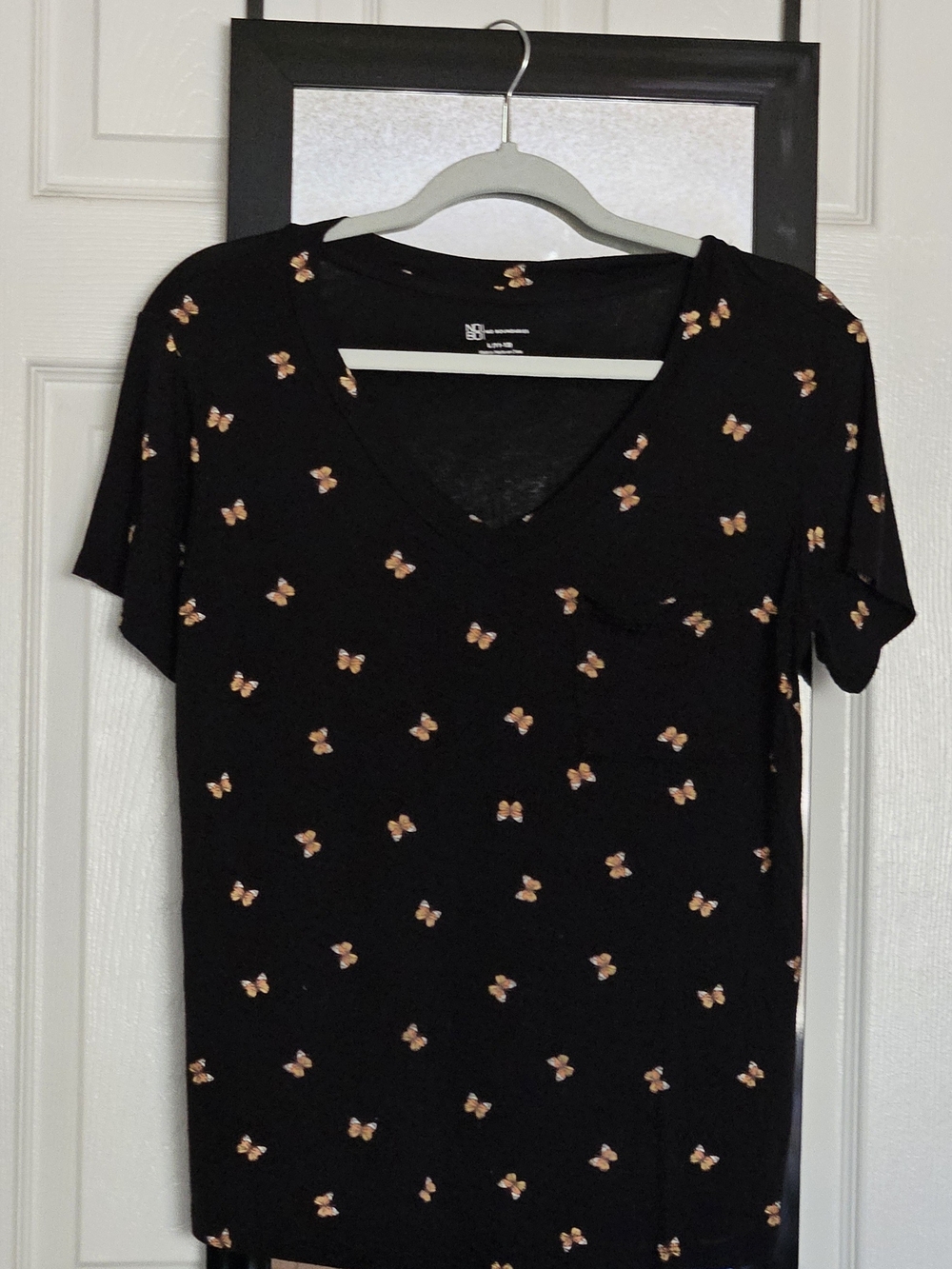 Juniors No Boundaries Black V-Neck Butterfly Print Tee Size Large(11-13)